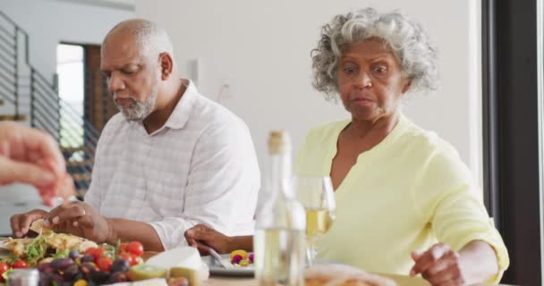 Huzurevinde Yemek Yiyen Mutlu Yaşlılar Sağlıklı Aktif Emeklilik Bedensel Bütünlük — Stok video