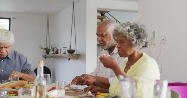 Щасливі Старші Різноманітні Люди Вечеряли Пенсії Здоровий Активний Вихід Пенсію — стокове відео
