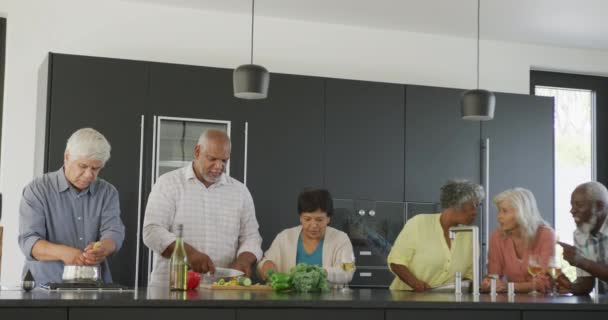 Glückliche Senioren Kochen Seniorenheim Der Küche Gesunder Aktiver Ruhestand Und — Stockvideo