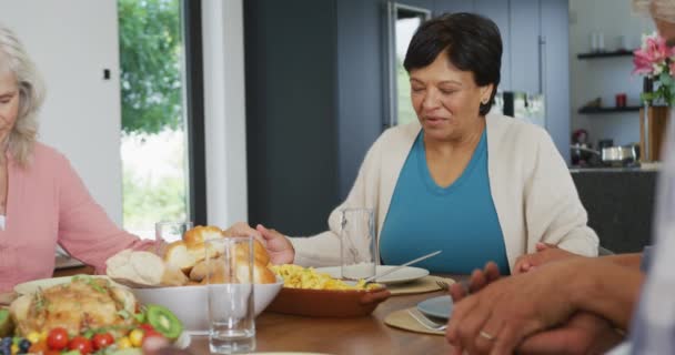 在退休之家吃饭前 快乐的老年人和各种各样的人在祈祷 健康的 积极的退休和身体包容性 — 图库视频影像