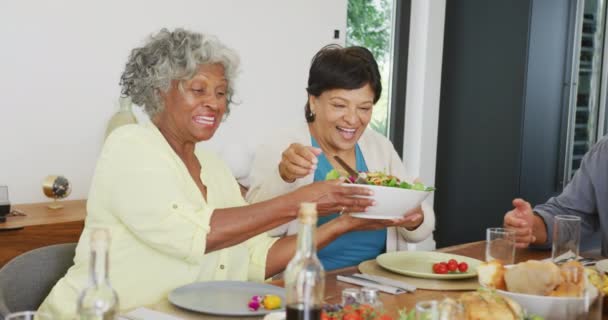 Gente Feliz Diversa Cenando Casa Retiro Jubilación Saludable Activa Inclusión — Vídeo de stock