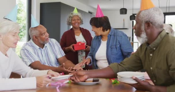 Щасливі Старші Різноманітні Люди Вечірці Тортами Подарунками Пенсії Здоровий Активний — стокове відео