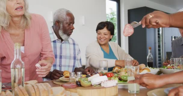 Glückliche Senioren Beim Abendessen Seniorenheim Gesunder Aktiver Ruhestand Und Inklusivität — Stockvideo
