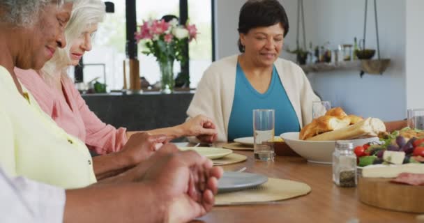 在退休之家吃饭前 快乐的老年人和各种各样的人在祈祷 健康的 积极的退休和身体包容性 — 图库视频影像