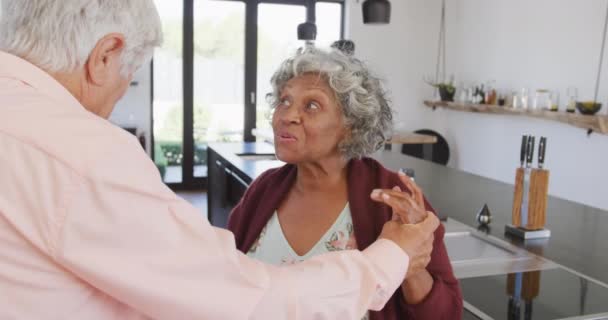 Boldog Idős Változatos Pár Táncol Konyhában Idősek Otthonában Egészséges Aktív — Stock videók
