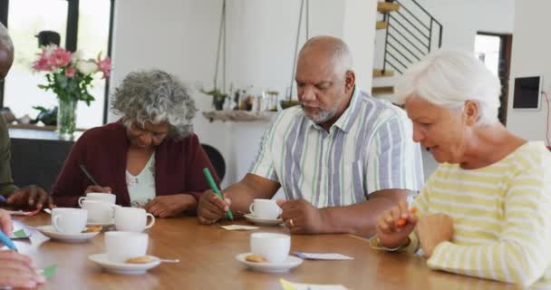 Feliz Sénior Diversas Personas Que Beben Jugar Bingo Casa Retiro — Vídeos de Stock