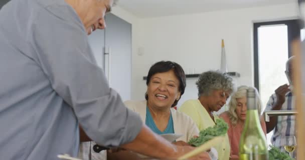 在养老院 快乐的老年人在厨房做饭 健康的 积极的退休和身体包容性 — 图库视频影像