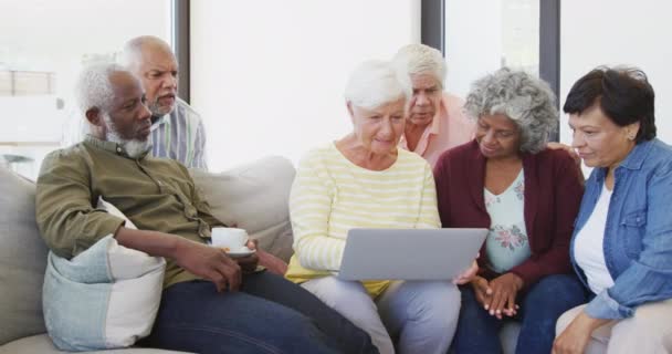 Gente Feliz Diversa Que Habla Usa Portátil Casa Retiro Jubilación — Vídeos de Stock