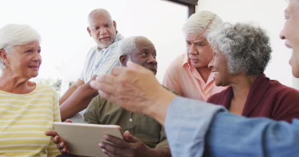 Gente Feliz Diversa Que Habla Usa Portátil Casa Retiro Jubilación — Vídeos de Stock