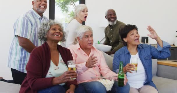 Gelukkig Senior Diverse Mensen Kijken Met Bier Bejaardentehuis Gezond Actief — Stockvideo