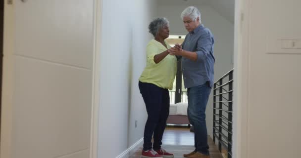 Feliz Pareja Ancianos Diversos Bailando Pasillo Casa Retiro Jubilación Saludable — Vídeos de Stock