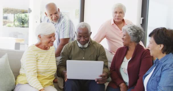 Glückliche Senioren Unterhalten Sich Und Nutzen Laptop Seniorenheim Gesunder Aktiver — Stockvideo