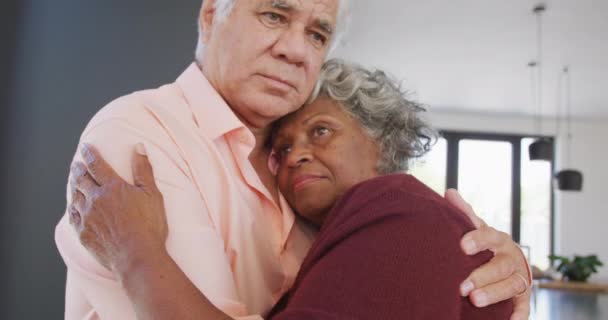 Feliz Pareja Ancianos Diversos Bailando Cocina Casa Retiro Jubilación Saludable — Vídeos de Stock