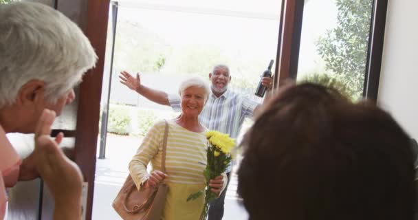 Gelukkige Oudere Biraciale Koppel Openen Deur Bij Bejaardentehuis Gezond Actief — Stockvideo