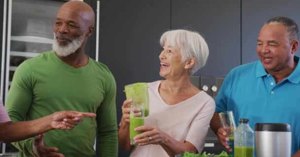 Gente Feliz Diversa Cocinando Cocina Casa Retiro Jubilación Saludable Activa — Vídeos de Stock