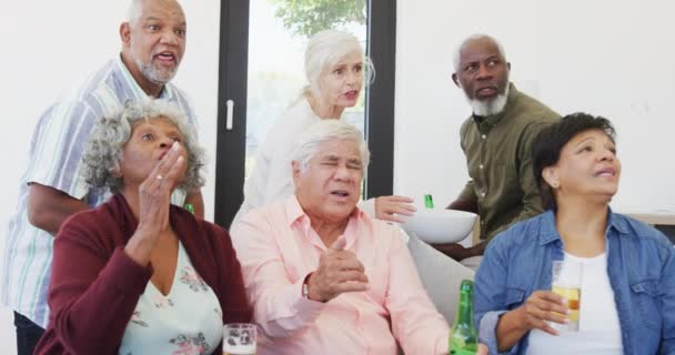 Heureux Aînés Diverses Personnes Regardant Télévision Avec Bière Maison Retraite — Video