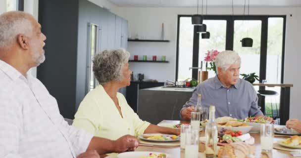 Glückliche Senioren Beim Abendessen Seniorenheim Gesunder Aktiver Ruhestand Und Inklusivität — Stockvideo