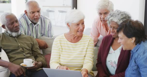 Gente Feliz Diversa Que Habla Usa Portátil Casa Retiro Jubilación — Vídeos de Stock