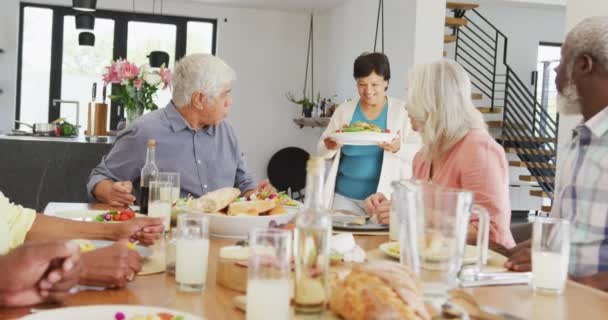 Glückliche Senioren Beim Abendessen Seniorenheim Gesunder Aktiver Ruhestand Und Inklusivität — Stockvideo