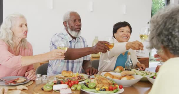 Gente Feliz Diversa Cenando Casa Retiro Jubilación Saludable Activa Inclusión — Vídeos de Stock