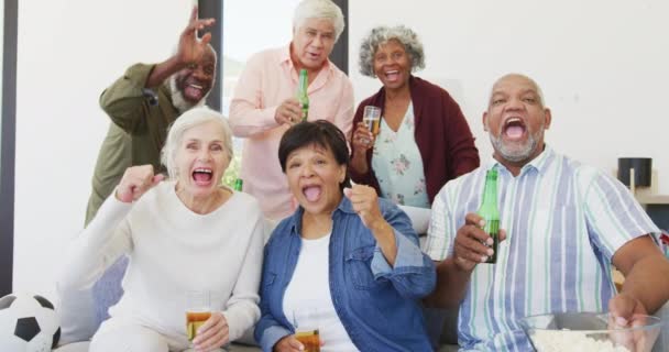 照片中快乐的老年人在养老院边喝啤酒边看电视 健康的 积极的退休和身体包容性 — 图库视频影像
