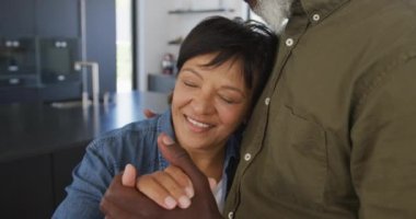 Huzurevinde mutfakta dans eden mutlu kıdemli çift. sağlıklı, aktif emeklilik ve bedensel bütünlük.