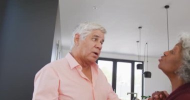 Huzurevinde mutfakta dans eden mutlu kıdemli çift. sağlıklı, aktif emeklilik ve bedensel bütünlük.