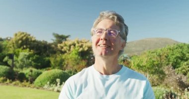 Huzurevinde güneşli bir günde bahçedeki son sınıf beyaz adam kutlu olsun. sağlıklı, aktif emeklilik ve bedensel bütünlük.