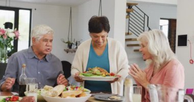 Huzurevinde yemek yiyen mutlu yaşlılar. sağlıklı, aktif emeklilik ve bedensel bütünlük.