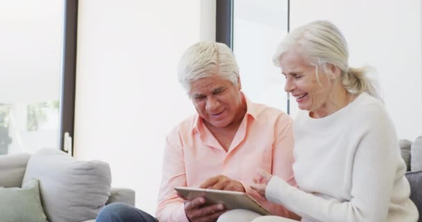 Gelukkige Senior Diverse Mensen Praten Het Gebruik Van Tablet Bejaardentehuis — Stockvideo