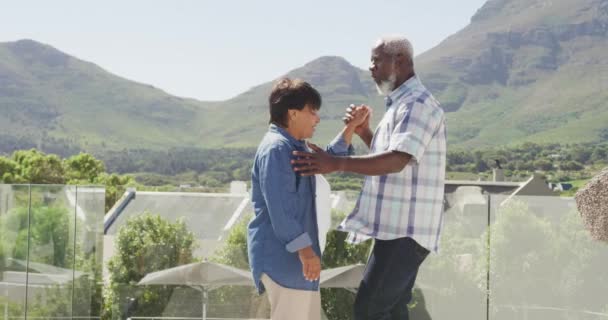 Feliz Pareja Ancianos Diversos Bailando Balcón Casa Retiro Jubilación Saludable — Vídeo de stock