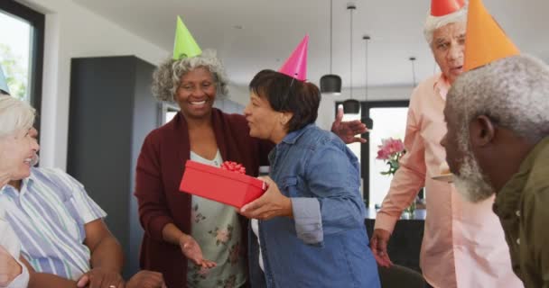 Glückliche Senioren Bei Geburtstagsfeier Mit Kuchen Und Geschenken Seniorenheim Gesunder — Stockvideo