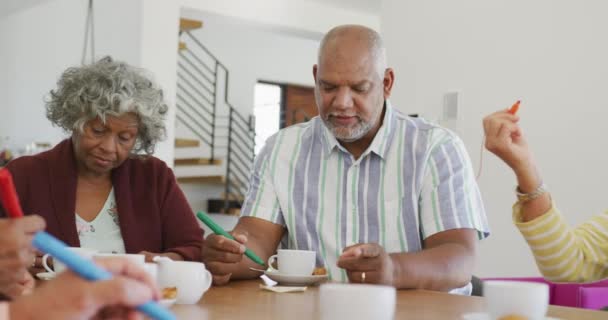 Glückliche Senioren Die Seniorenheim Tee Trinken Und Bingo Spielen Gesunder — Stockvideo