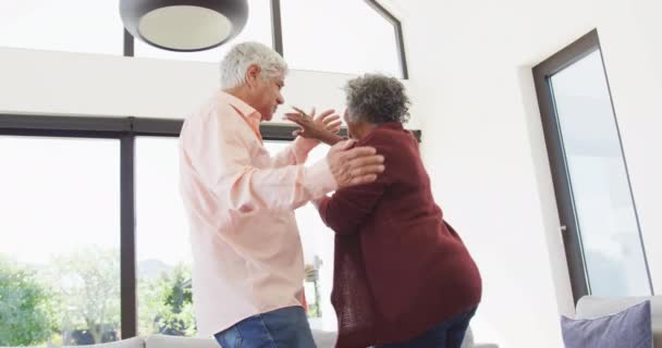 Fröhliches Senioren Paar Tanzt Wohnzimmer Des Altenheims Gesunder Aktiver Ruhestand — Stockvideo