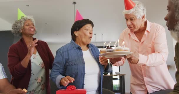 参加生日聚会的老年人都很快乐 他们在养老院里带着蛋糕和礼物 健康的 积极的退休和身体包容性 — 图库视频影像