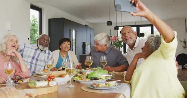Glückliche Senioren Beim Abendessen Und Selfie Seniorenheim Gesunder Aktiver Ruhestand — Stockvideo