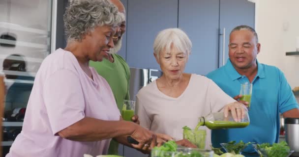 Happy Senior Diverse People Making Healthy Drink Kitchen Retirement Home — Vídeo de Stock