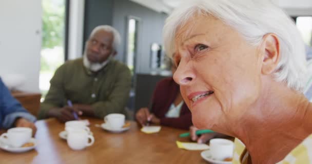 Gelukkig Senior Diverse Mensen Drinken Thee Spelen Bingo Bejaardentehuis Gezond — Stockvideo