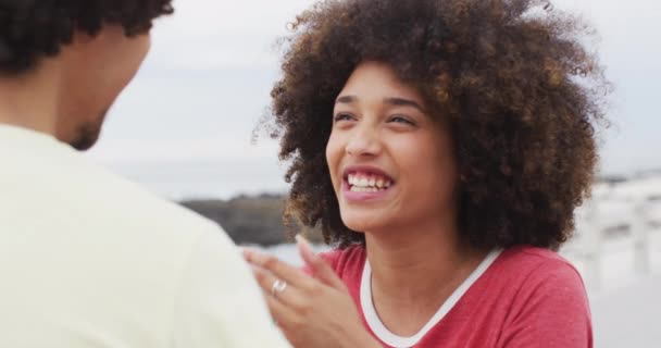 Afroamerykanka Uśmiechnięta Podczas Rozmowy Mężem Promenadzie Przy Plaży Koncepcja Miłości — Wideo stockowe