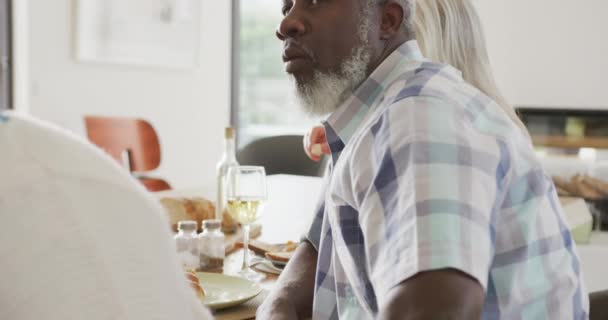 Portrait Personnes Âgées Heureuses Diversifiées Qui Dînent Maison Retraite Retraite — Video