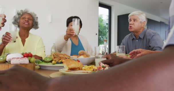 老人ホームで食事をしている多様な人々の幸せな高齢者 健康的で積極的な退職と身体的包容力は — ストック動画