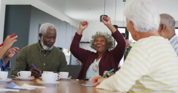 Glückliche Senioren Die Seniorenheim Tee Trinken Und Bingo Spielen Gesunder — Stockvideo