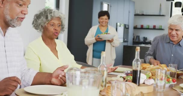 Heureux Aînés Diverses Personnes Qui Dînent Maison Retraite Retraite Saine — Video