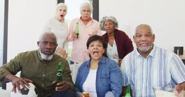 Retrato Idosos Felizes Diversas Pessoas Assistindo Com Cerveja Casa Repouso — Vídeo de Stock