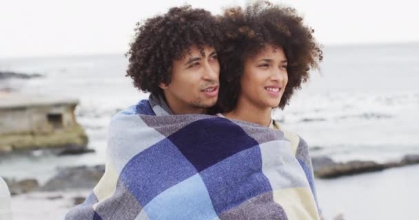 Afrikanskt Amerikanskt Par Insvept Filt Strandpromenaden Nära Stranden Kärlek Och — Stockvideo