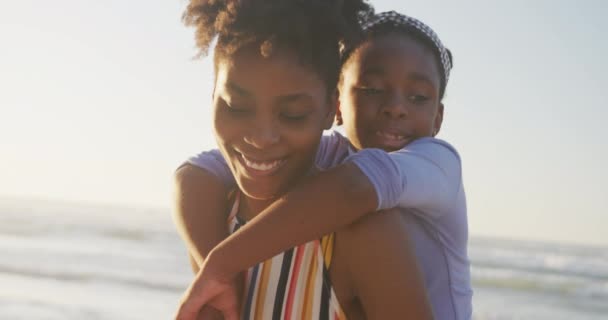 Feliz Madre Afroamericana Llevando Hija Playa Soleada Tiempo Saludable Activo — Vídeos de Stock