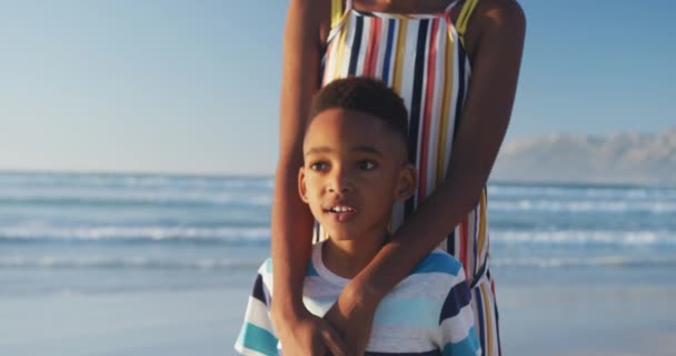 Feliz Madre Afroamericana Abrazando Hijo Playa Soleada Tiempo Saludable Activo — Vídeo de stock