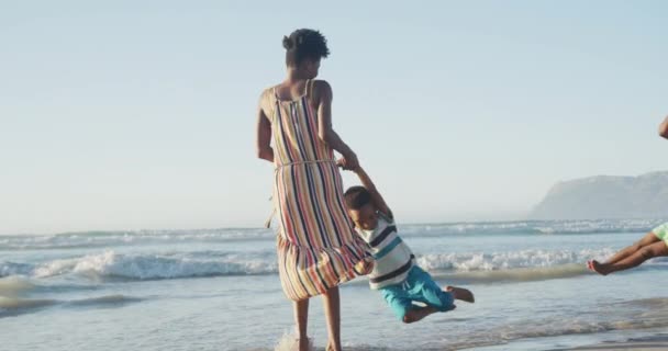 Felice Coppia Afroamericana Che Gioca Con Figlia Figlio Sulla Spiaggia — Video Stock