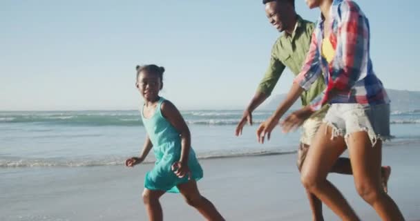 Felice Coppia Afroamericana Esecuzione Con Figlia Sulla Spiaggia Soleggiata Tempo — Video Stock