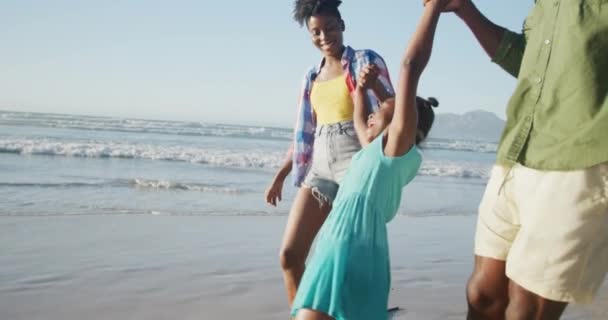 Szczęśliwa Afrykańska Para Spacerująca Córką Słonecznej Plaży Zdrowe Aktywne Wakacje — Wideo stockowe